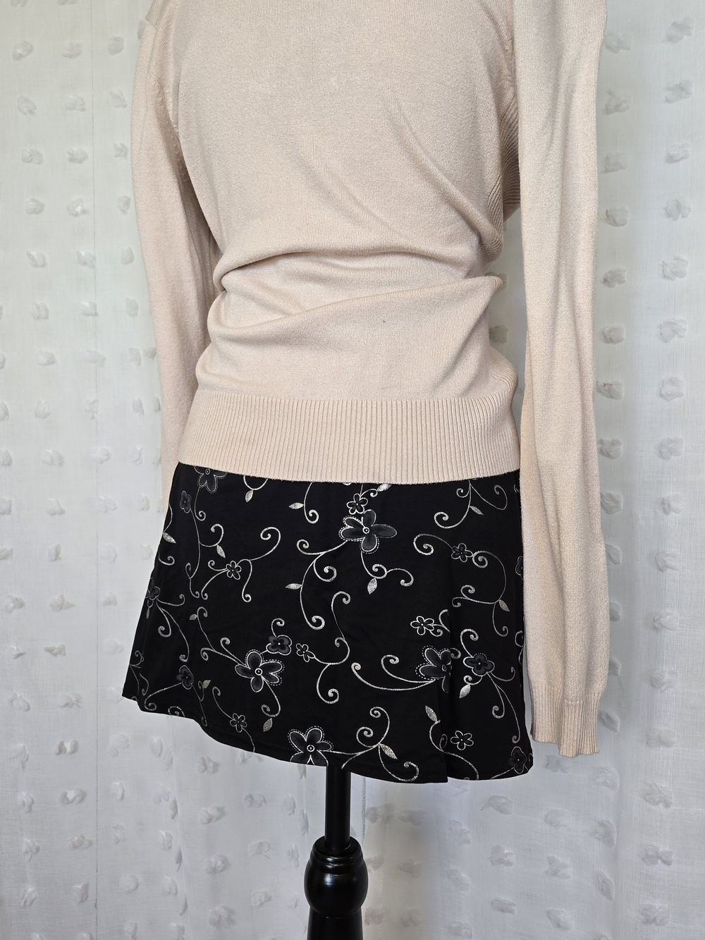 Vintage 90s Hot Ice Black Floral Embroidered A-Line Skirt - Black
